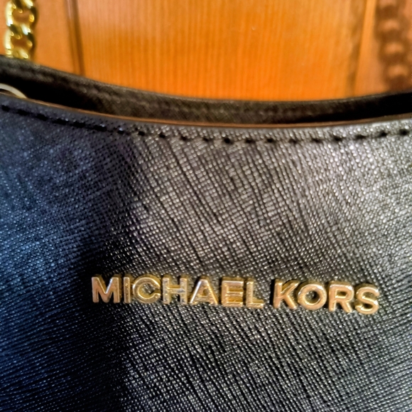 Michael Kors Jet Set Travel Black Saffiano Leather Shoulder Bag EUC - Picture 6 of 13